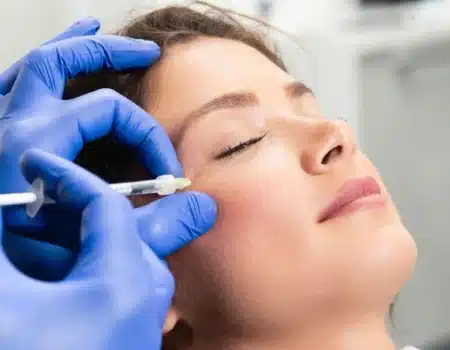 7 Façons de Revitaliser Votre Visage avec les injections d’Acide Hyaluronique